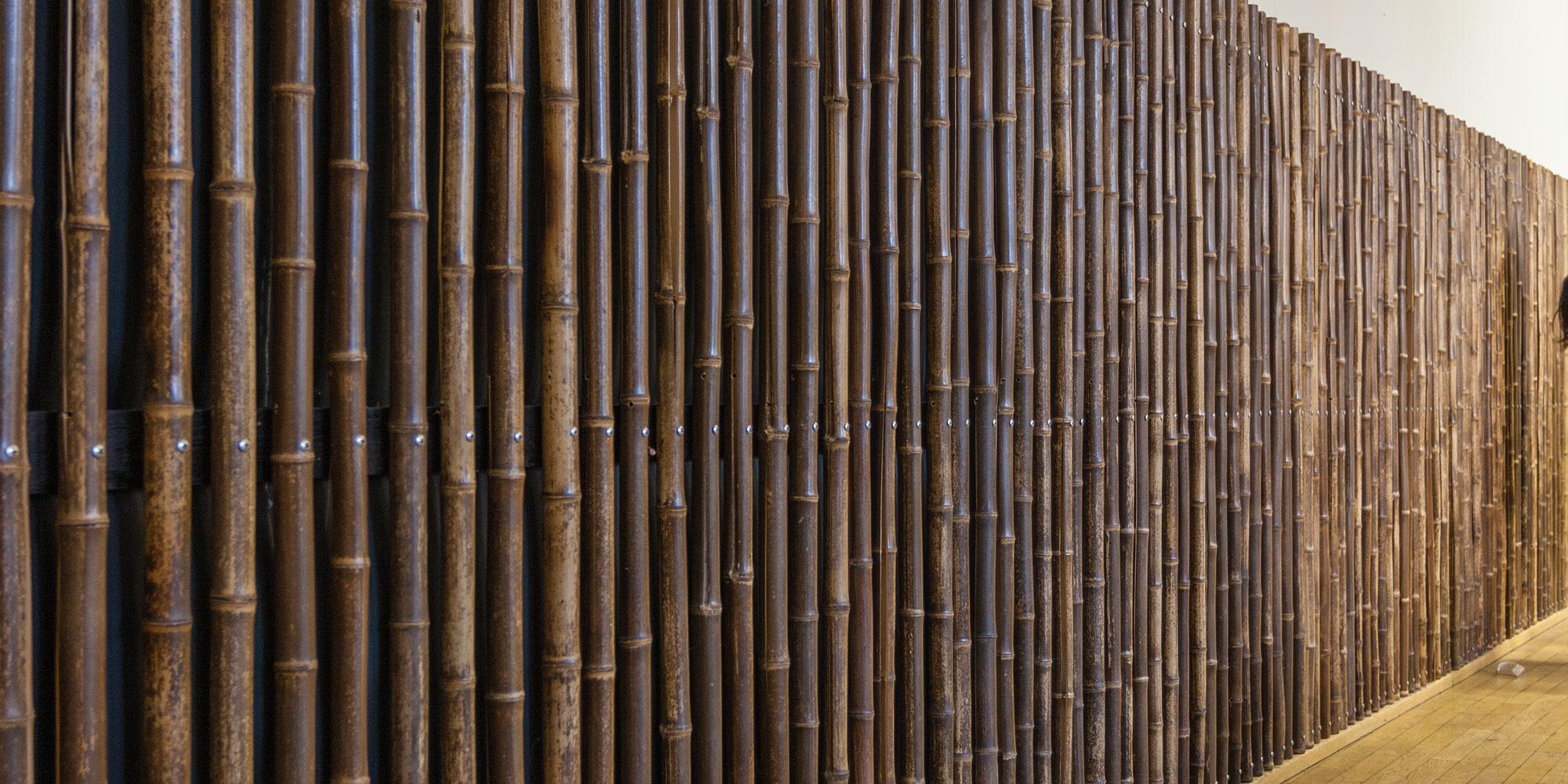 Revêtement en bambou protégeant l'isolation en verre expansé et les absorbeurs de sons dans le réfectoire