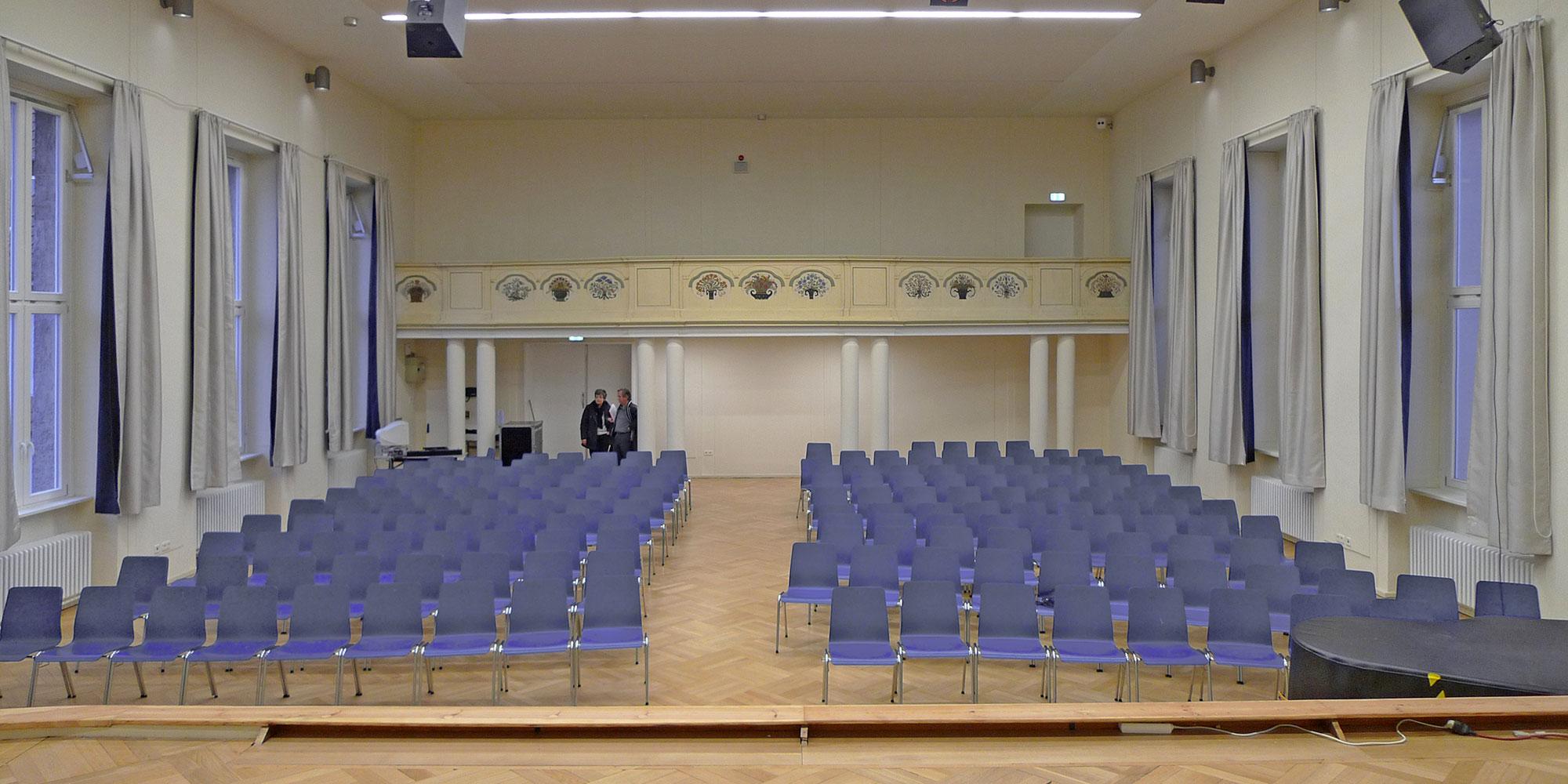 Auditoire restauré  avec des sièges en rangée