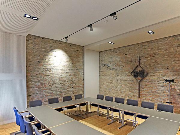 Sitzungszimmer mit restauriertem Mauerwerk